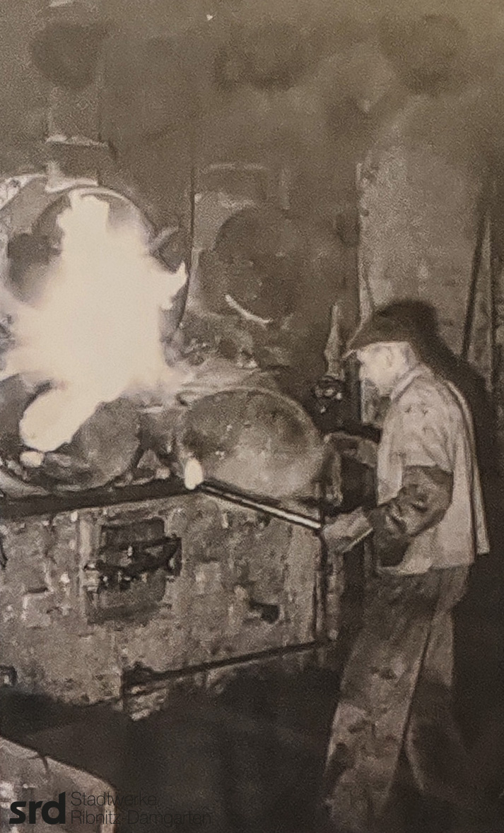 Historische Aufnahme: Steinkohle in den Retorten war entgast und zu Koks