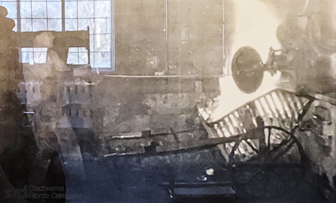 Historische Aufnahme: zweirädrigen Kokslöschwagen aus Metall