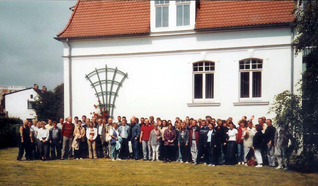 Das Bild zeigt die Belegschaft 2003 mit den Mitarbeitenden der Stadtwerke Buxtehude, die zu Besuch waren.