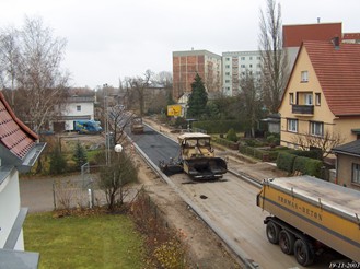 Die Aufnahme zeigt Straßensanierung am Körkwitzer Weg 2003.