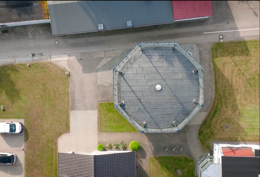Bild zeigt das Gasometer mit seiner typischen achteckige Dachform (Oktagon). Aufgenommen mit einer Drohne von LaufbildManufaktur aus Ribnitz-Damgarten.