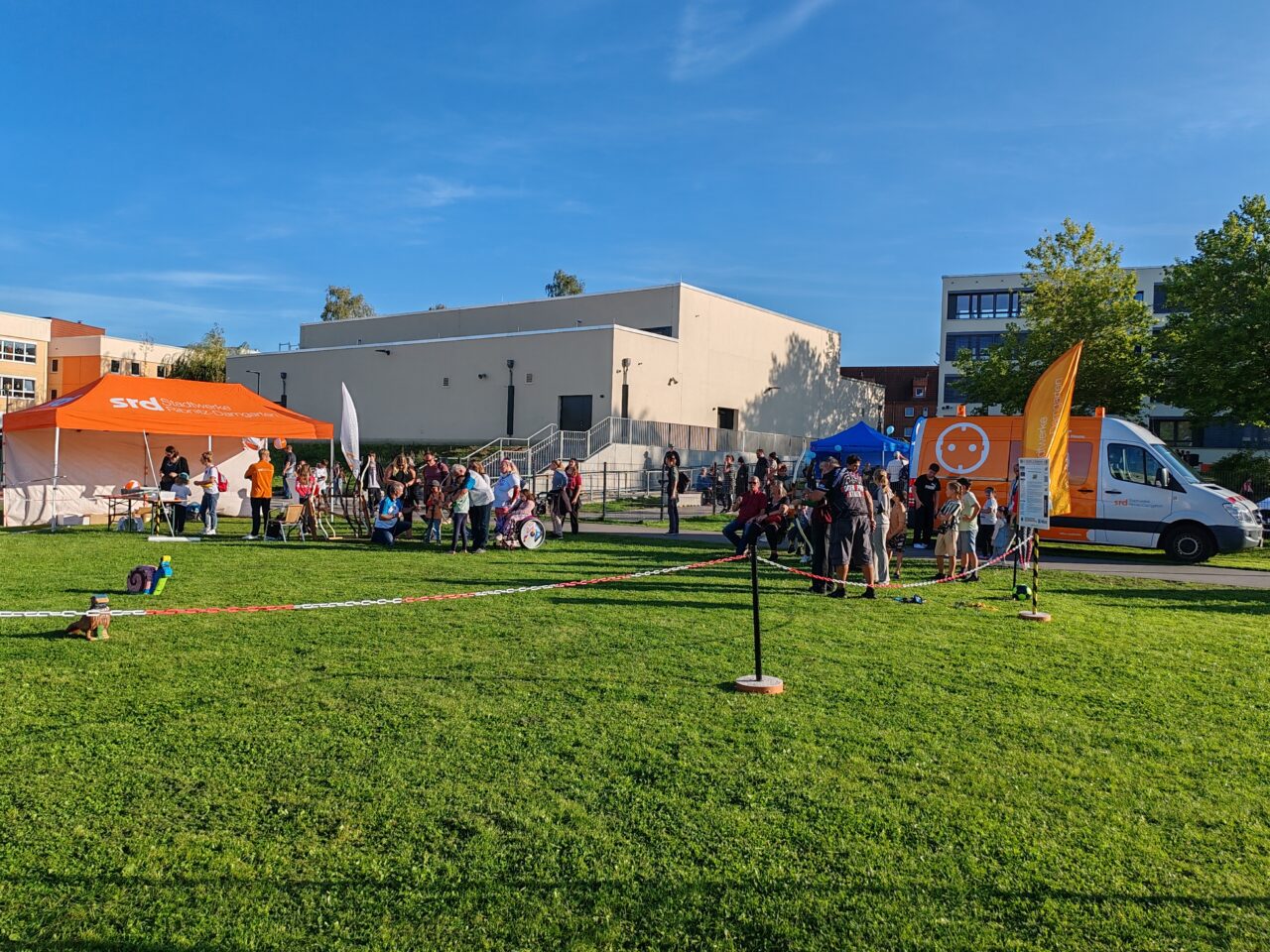 Bildzeigt den orangen Pavillon der Stadtwerke Ribnitz-Damgarten auf dem Familienfest Ribnitz West 2025.