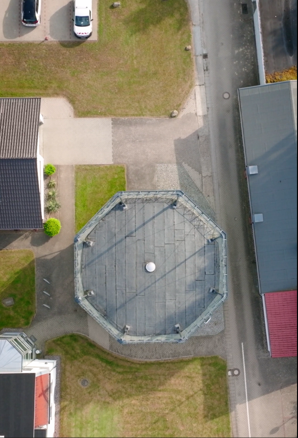 Bild zeigt das Gasometer mit seiner typischen achteckige Dachform (Oktagon). Aufgenommen mit einer Drohne von LaufbildManufaktur aus Ribnitz-Damgarten.