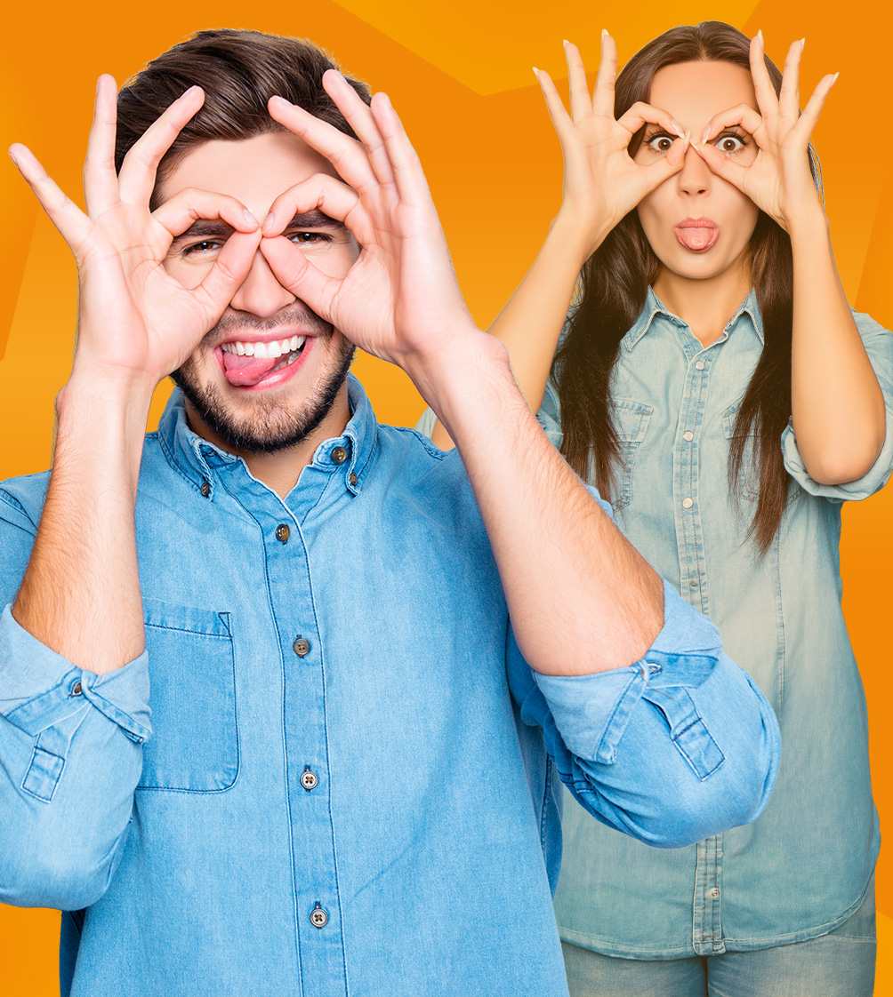 Bild zeigt zwei Freunde, die mit den Fingern ein Fernglas formen.