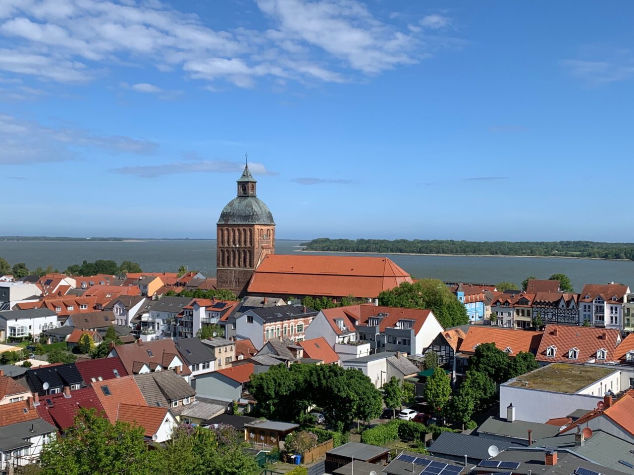 Bild zeigt Innenstadt von Ribnitz von oben - zentral ist die Marienkirche im Bild