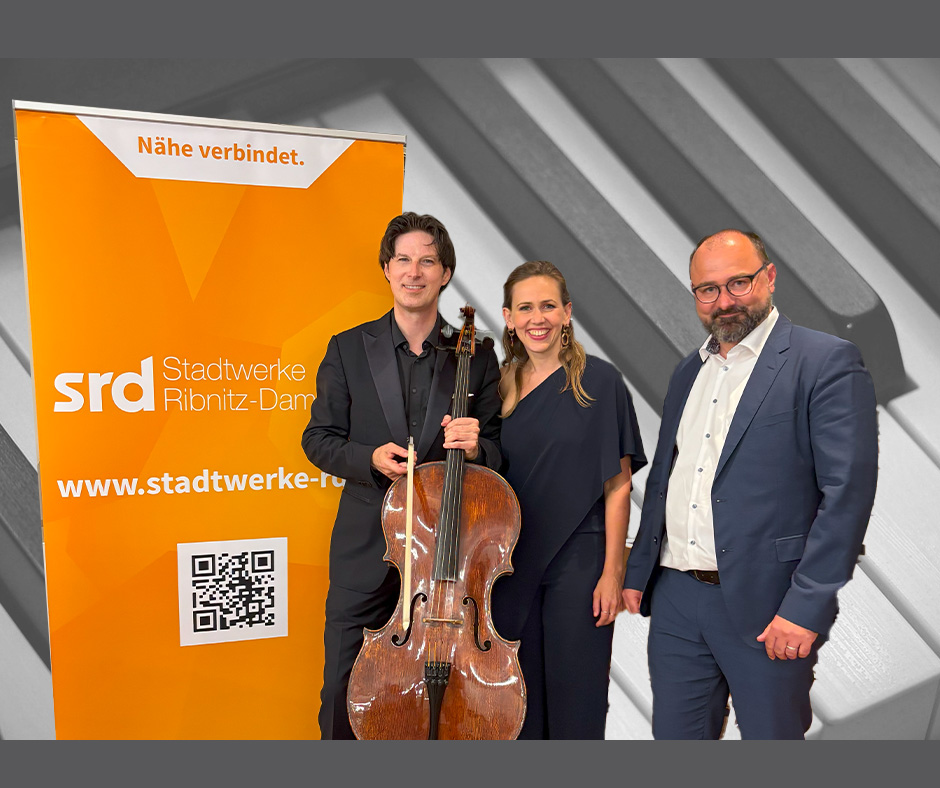 Das Bild zeigt die Musiker Daniel Müller-Schott am Cello, Annika Treutler am Klavier mit Herrn Pott, Geschäftsführer der Stadtwerke Ribnitz-Damgarten, die die Festspiele in Ribnitz maßgeblich sponsoren.