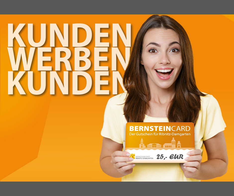 Bild zeigt eine brünette Frau, die lächelnd eine Bernsteincard nach oben hält. Dazu im Hintergrund der Text "Kunden werben Kunden".